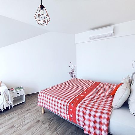 Janea Deep Red House Villa Reichsfeld Buitenkant foto