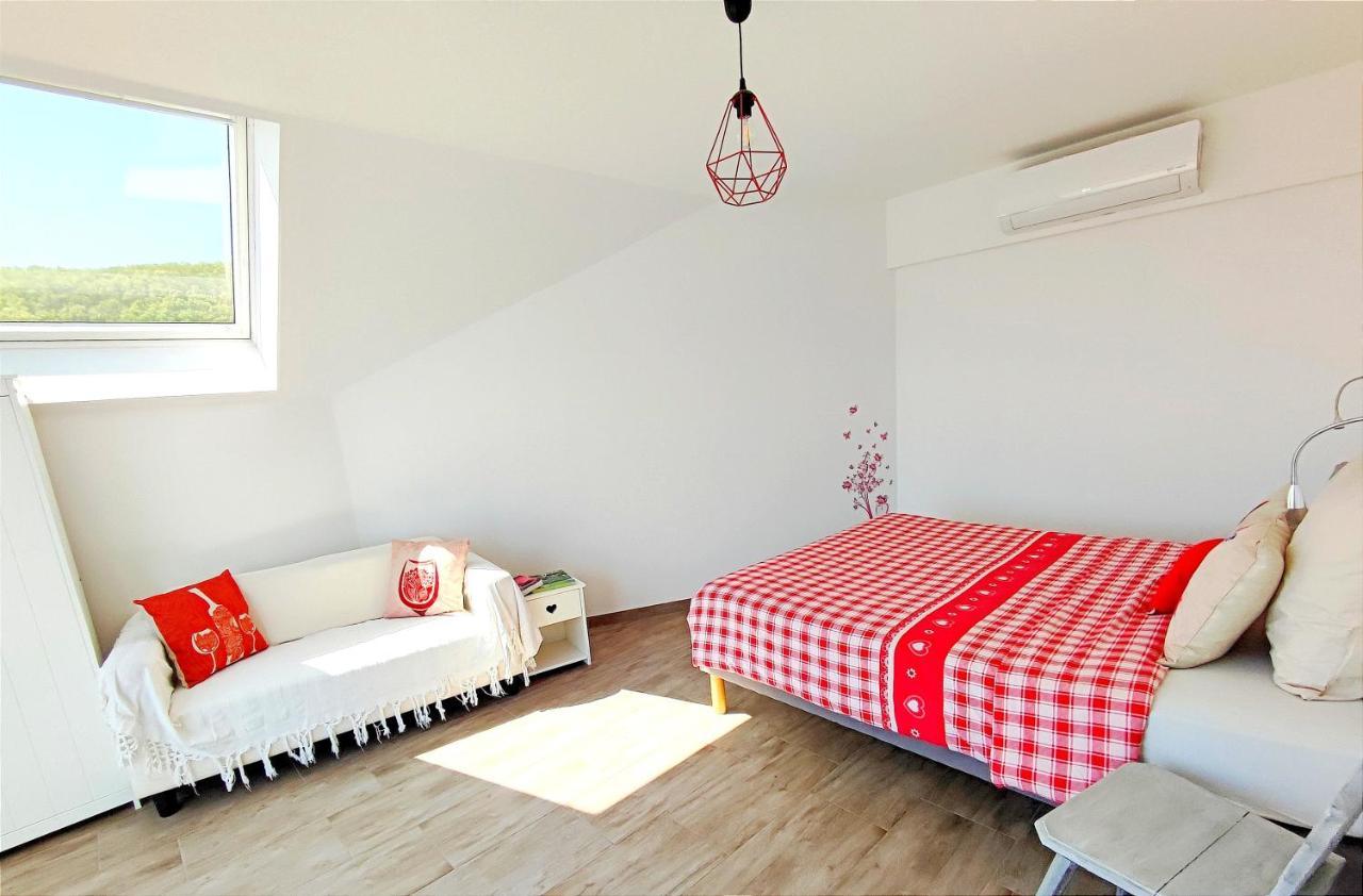 Janea Deep Red House Villa Reichsfeld Buitenkant foto