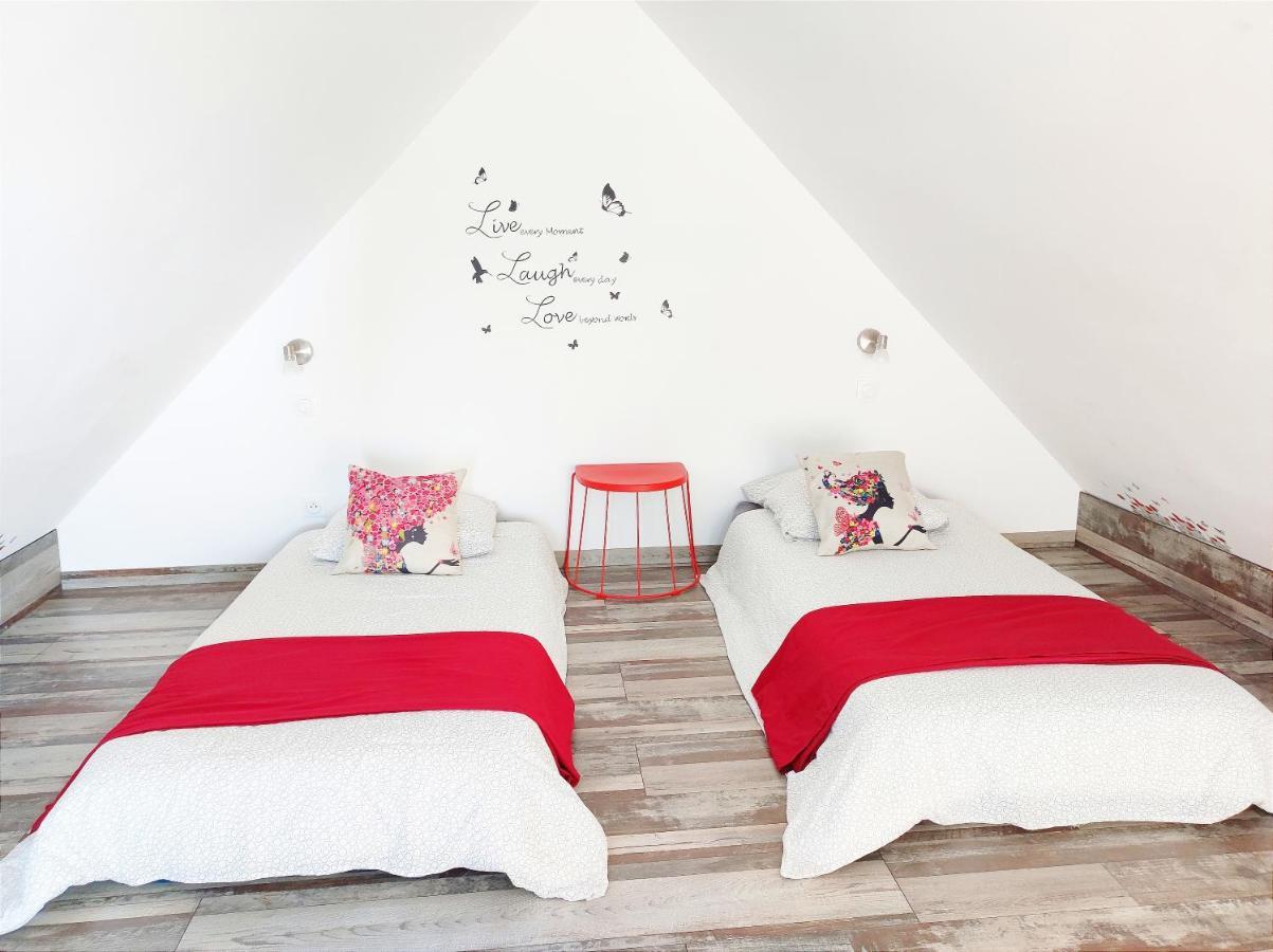 Janea Deep Red House Villa Reichsfeld Buitenkant foto