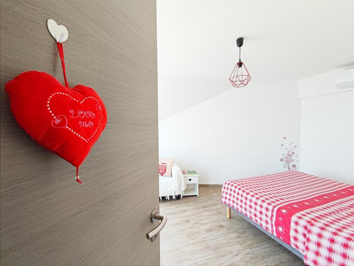 Janea Deep Red House Villa Reichsfeld Buitenkant foto