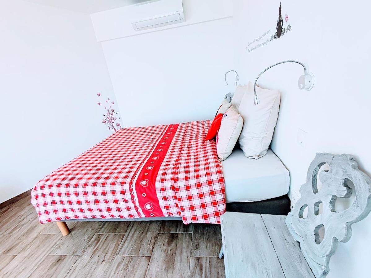 Janea Deep Red House Villa Reichsfeld Buitenkant foto