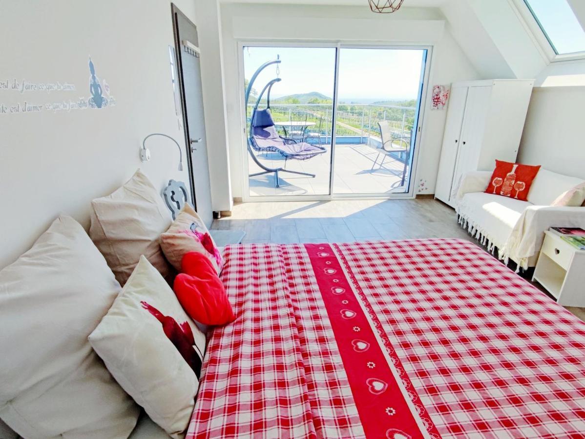 Janea Deep Red House Villa Reichsfeld Buitenkant foto