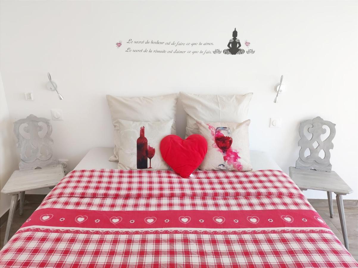 Janea Deep Red House Villa Reichsfeld Buitenkant foto