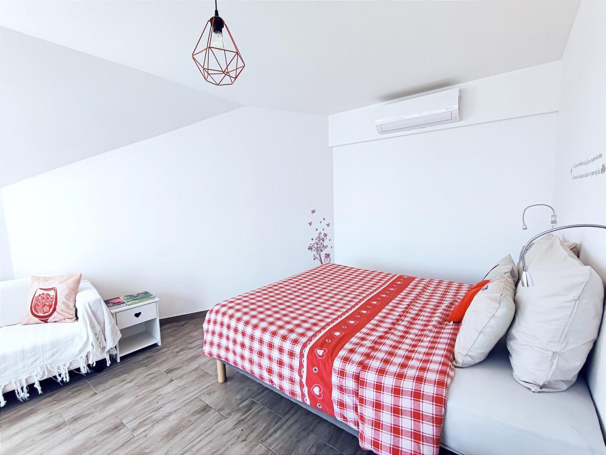 Janea Deep Red House Villa Reichsfeld Buitenkant foto